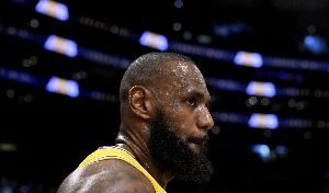 交易与买断障碍重重：为何詹姆斯今夏离开湖人几乎是不可能的事情
